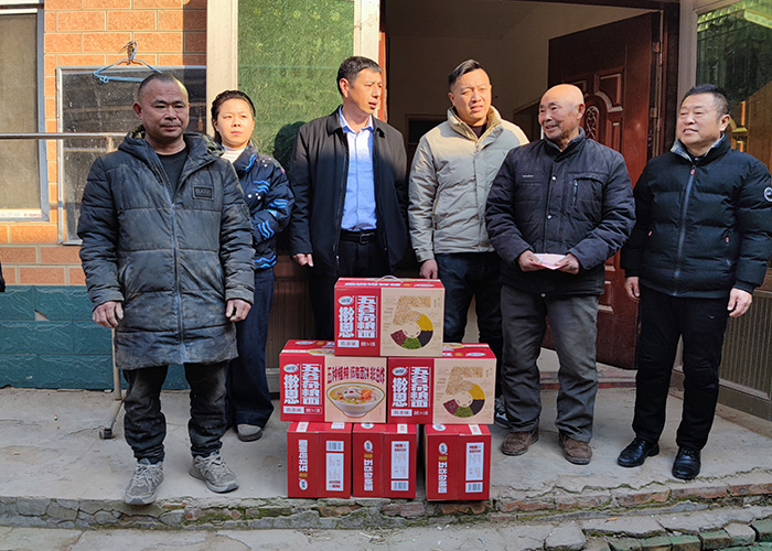 鸿发国际送温暖.jpg